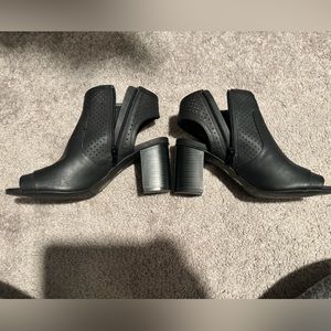 ANA’s 7.5 Black Short Heel with Toe